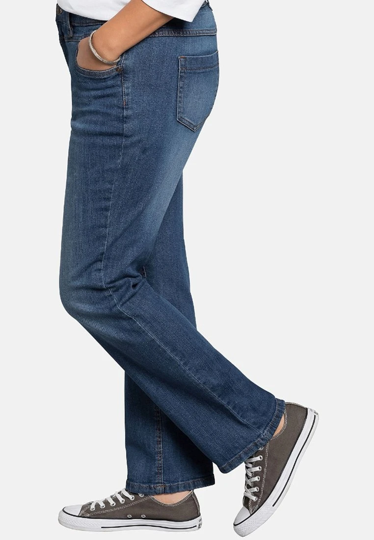 Sheego LANA - Jeansy Bootcut - Blue Denim 4 Sheego LANA - Jeansy Bootcut - Blue Denim - obrazek 4