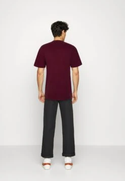 Abercrombie & Fitch TREND LOGO GENDERLESS UNISEX - T-shirt Basic - Port Royale -Ulla Popken Sklep b622ac59213d4ceeaaa642c43d12ba0c