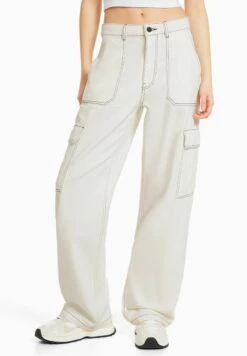 BERSHKA Jeansy Straight Leg - Off White