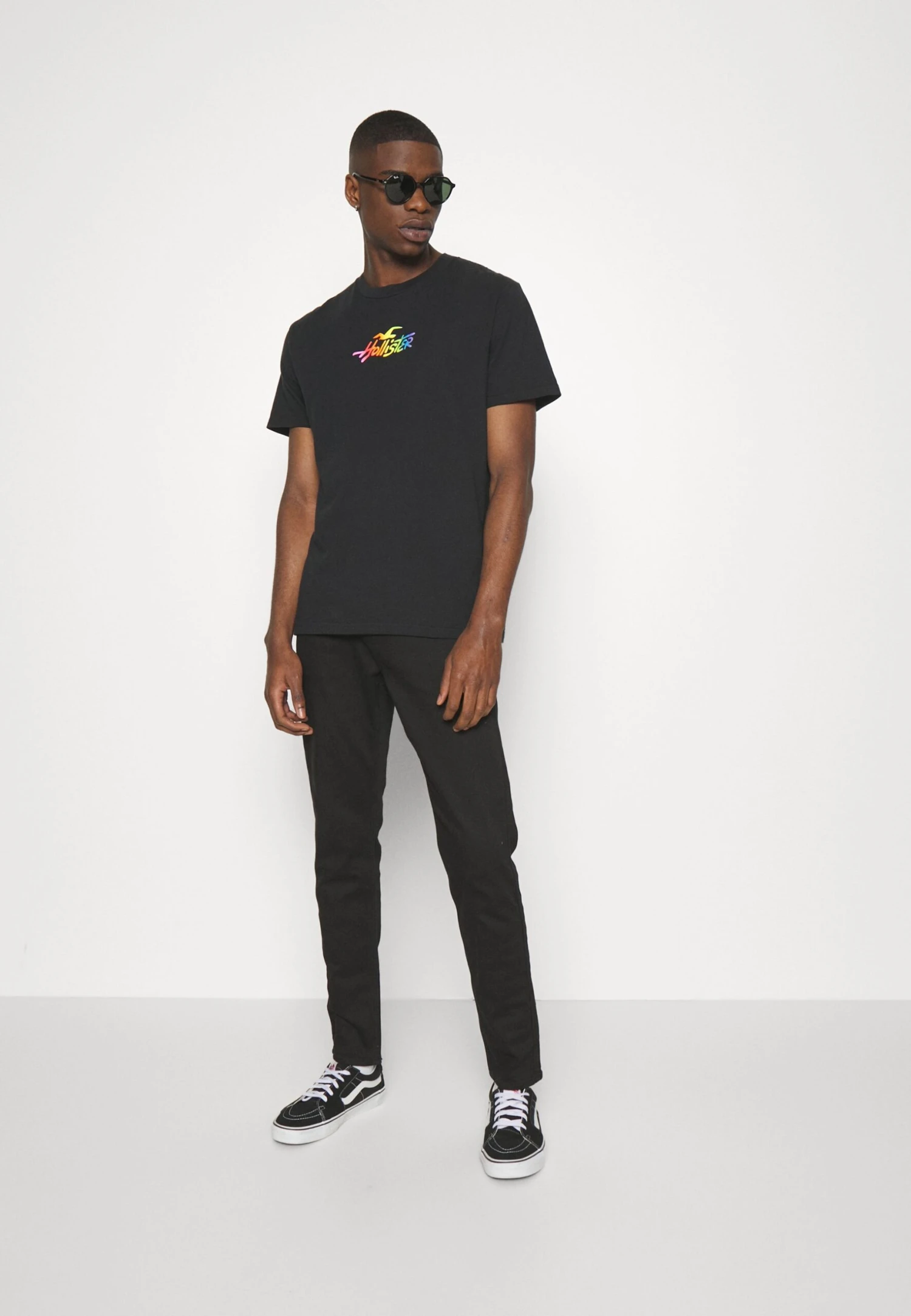 Hollister Co. PRIDE TEE UNISEX - T-shirt Z Nadrukiem - Black 2 Hollister Co. PRIDE TEE UNISEX - T-shirt Z Nadrukiem - Black - obrazek 2