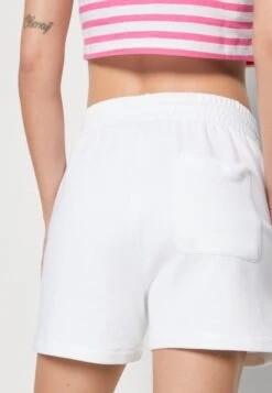 Converse CHUCK TAYLOR PATCH RELAXED - Szorty - White -Ulla Popken Sklep bf34479cfbc746ac932e3a2eeddb23ad