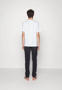 Converse GO TO CHUCK TAYLOR CLASSIC PATCH TEE UNISEX - T-shirt Z Nadrukiem - White 7 Converse GO TO CHUCK TAYLOR CLASSIC PATCH TEE UNISEX - T-shirt Z Nadrukiem - White -Ulla Popken Sklep c304ce42f40643d68600230a7541c462