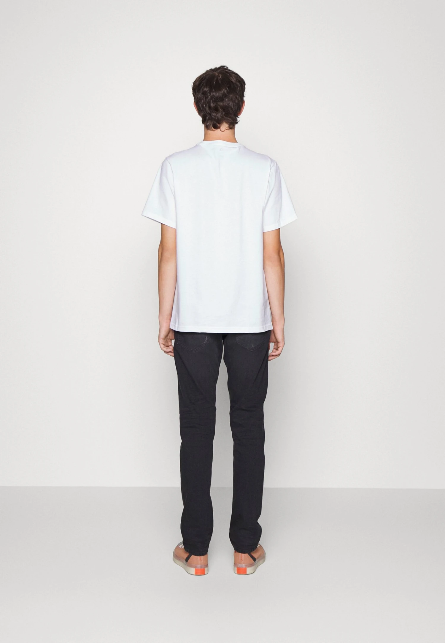 Converse GO TO CHUCK TAYLOR CLASSIC PATCH TEE UNISEX - T-shirt Z Nadrukiem - White 3 Converse GO TO CHUCK TAYLOR CLASSIC PATCH TEE UNISEX - T-shirt Z Nadrukiem - White - obrazek 3