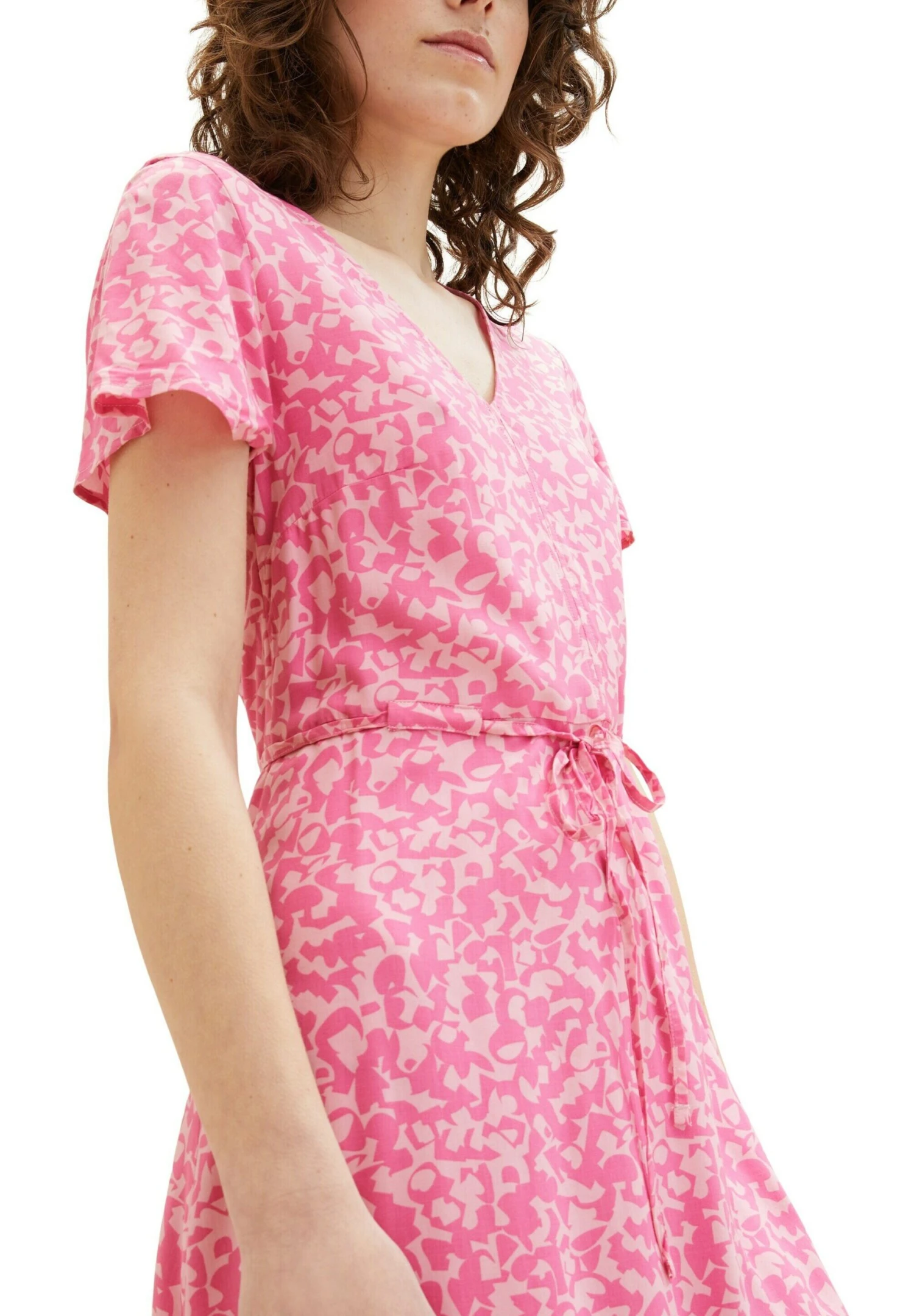 Tom Tailor MIDI MIT STOFFGÜRTEL - Sukienka Letnia - Pink Geo Design 5 Tom Tailor MIDI MIT STOFFGÜRTEL - Sukienka Letnia - Pink Geo Design - obrazek 5