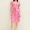 Tom Tailor MIDI MIT STOFFGÜRTEL - Sukienka Letnia - Pink Geo Design