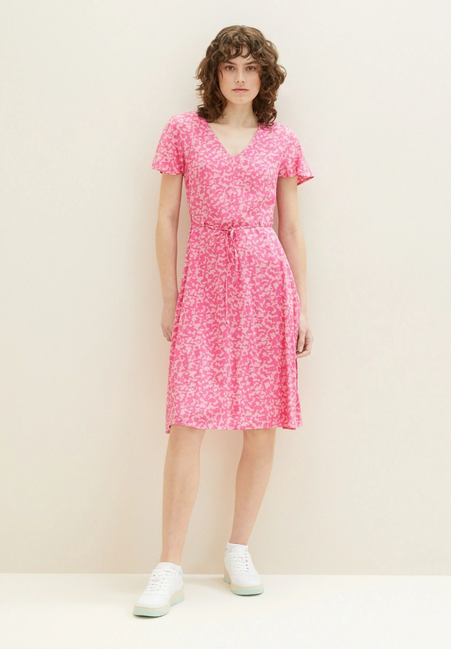 Tom Tailor MIDI MIT STOFFGÜRTEL - Sukienka Letnia - Pink Geo Design 1 Tom Tailor MIDI MIT STOFFGÜRTEL - Sukienka Letnia - Pink Geo Design