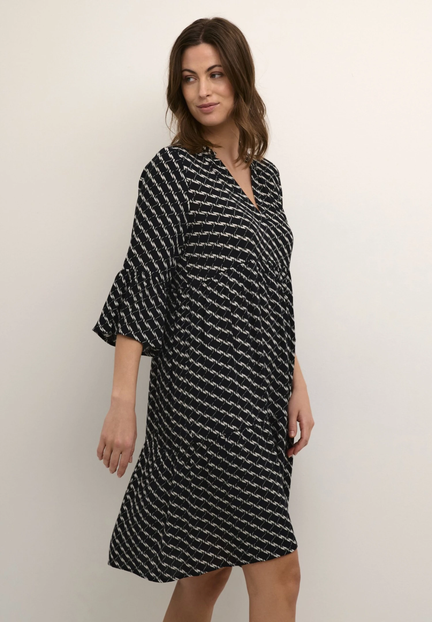 Kaffe KAMARITA AMBER - Sukienka Letnia - Black Chalk Graphic Print 1 Kaffe KAMARITA AMBER - Sukienka Letnia - Black Chalk Graphic Print