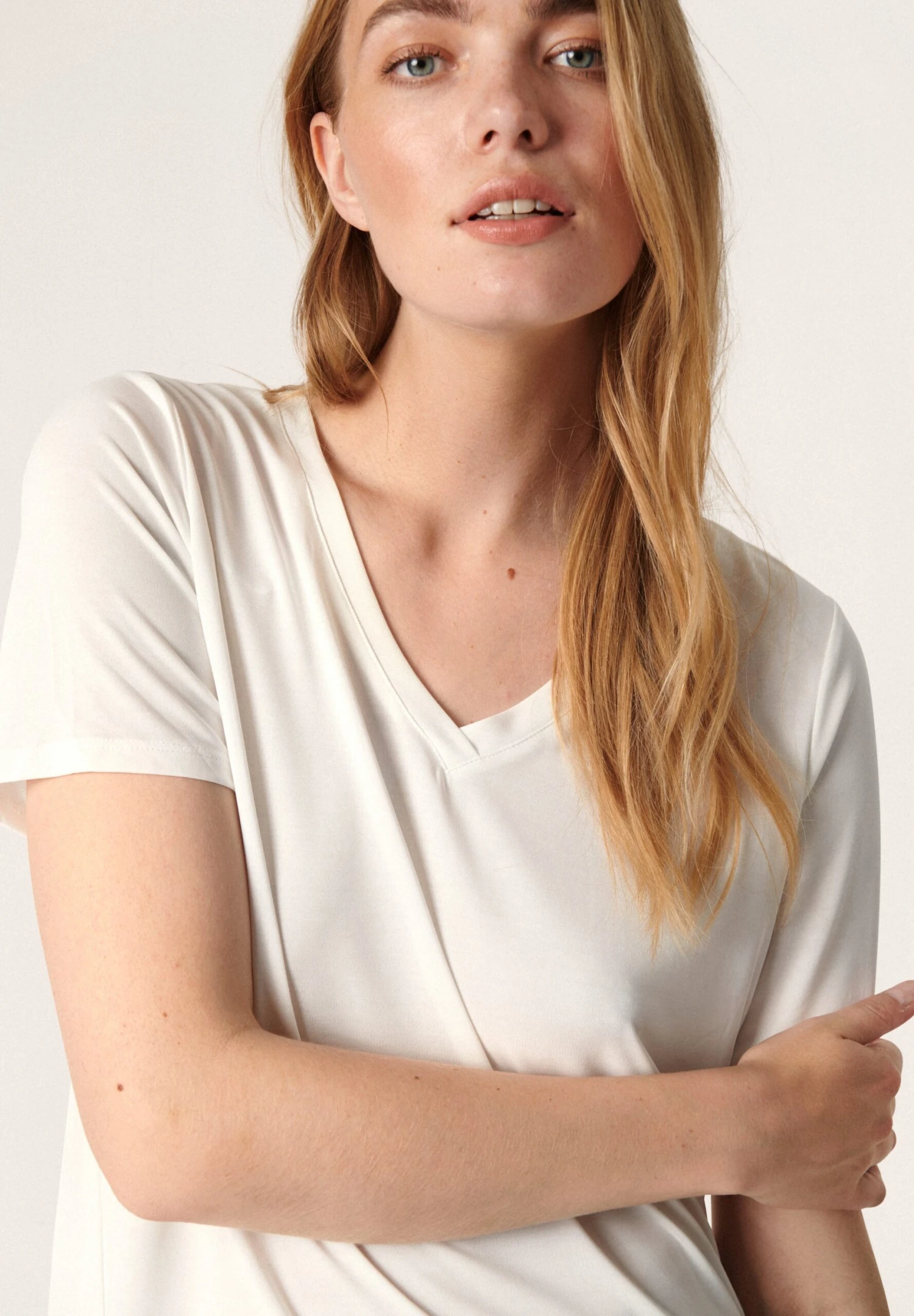 Soaked In Luxury COLUMBINE V-NECK SS - T-shirt Basic - Broken White 4 Soaked In Luxury COLUMBINE V-NECK SS - T-shirt Basic - Broken White - obrazek 4