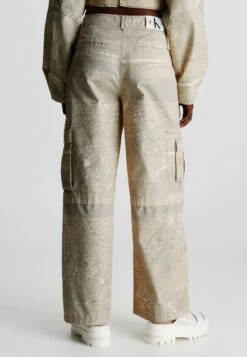 Calvin Klein Jeans PRINTED - Bojówki - Landscape Aop -Ulla Popken Sklep da0975950d1f4ab198b19119d47207c5