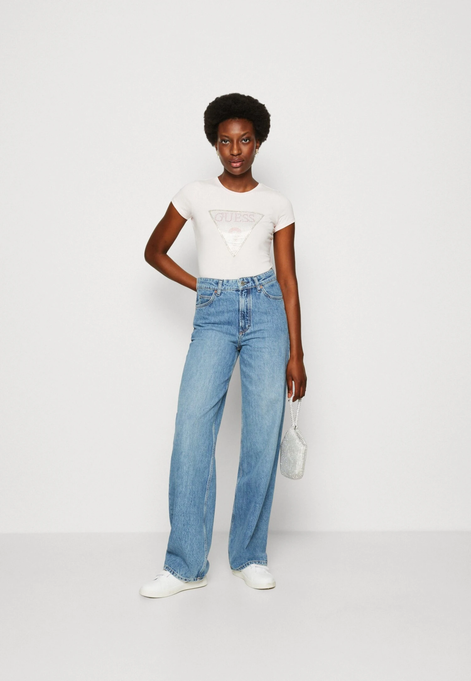 Guess TRIANGLE LOGO - T-shirt Z Nadrukiem - Low Key Pink 2 Guess TRIANGLE LOGO - T-shirt Z Nadrukiem - Low Key Pink - obrazek 2