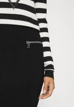 Guess GINETTE SKIRT - Spódnica Ołówkowa - Jet Black -Ulla Popken Sklep ddfe0562cf914079800b6931910d7f0c
