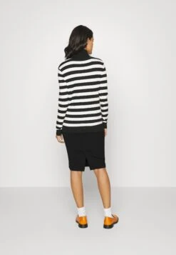 Guess GINETTE SKIRT - Spódnica Ołówkowa - Jet Black -Ulla Popken Sklep e081a95252e341b6873a18777808b8cc