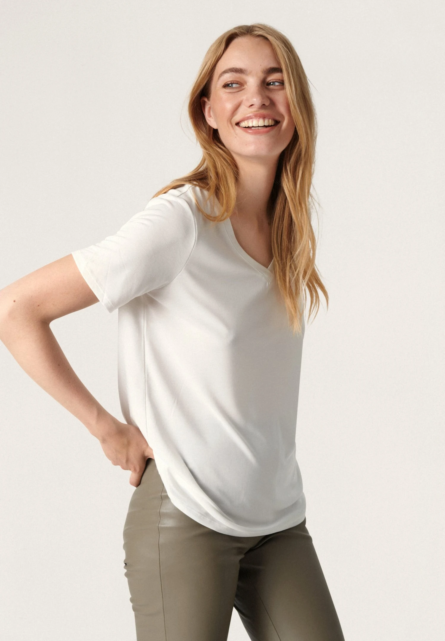 Soaked In Luxury COLUMBINE V-NECK SS - T-shirt Basic - Broken White 1 Soaked In Luxury COLUMBINE V-NECK SS - T-shirt Basic - Broken White