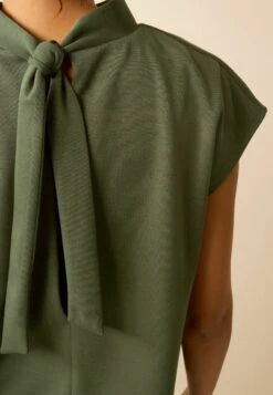 Next TIE BACK STANDARD - T-shirt Z Nadrukiem - Khaki Green -Ulla Popken Sklep e1718aff99d341a8aca7361df760457d