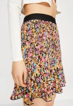 ONLY ONLABIGAIL LIFE PLISSEE SKIRT - Spódnica Mini - Black 11 ONLY ONLABIGAIL LIFE PLISSEE SKIRT - Spódnica Mini - Black -Ulla Popken Sklep ed0d0d9cddc749eb96c4a7004fb19a1b