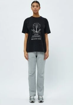 EMMA - T-shirt Z Nadrukiem - Black 10 EMMA - T-shirt Z Nadrukiem - Black -Ulla Popken Sklep ef5212a1b0c343ba81351992e4b95e0a