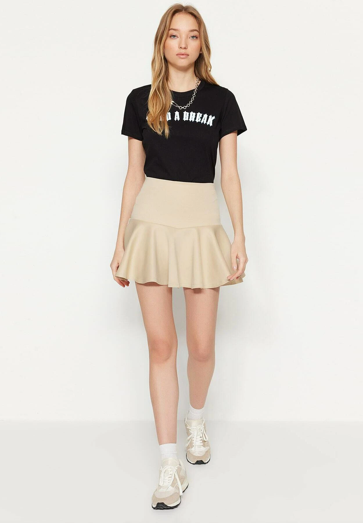 Trendyol Szorty - Beige 2 Trendyol Szorty - Beige - obrazek 2