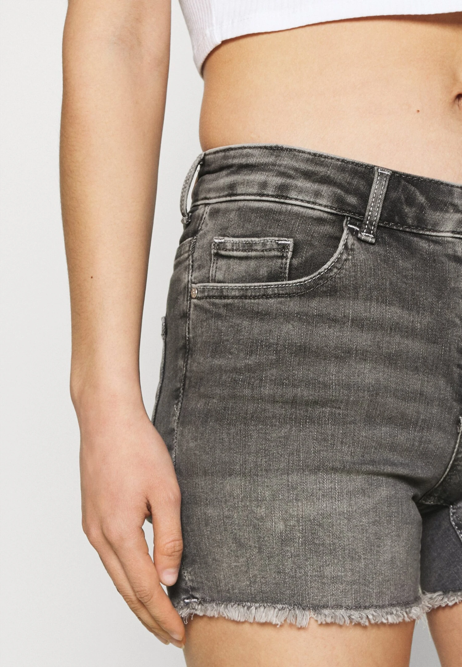 ONLY ONLBLUSH MID RAW - Szorty Jeansowe - Medium Grey Denim 4 ONLY ONLBLUSH MID RAW - Szorty Jeansowe - Medium Grey Denim - obrazek 4